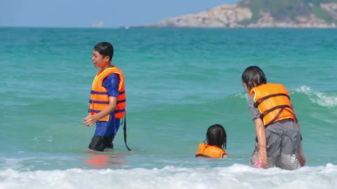 Children playing on beach of sea in summer holiday of vacation time Stock-Footage 237336790