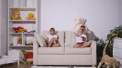 Children playing on the couch with pilows Vídeos de archivo 80484517