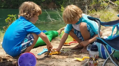 Children playing in the dirt Video stock 45919588