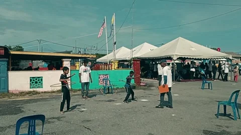 Children playing hoops 库存影片 249515328