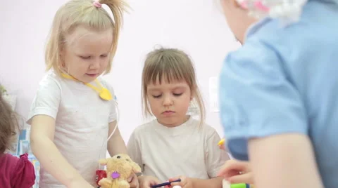 Children playing in kindergarten Vidéo 62197666