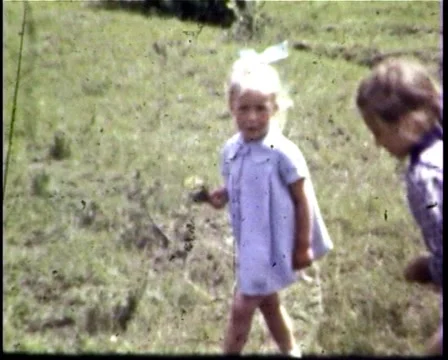 Children Playing In The Meadow Stockbeeldmateriaal 1063137