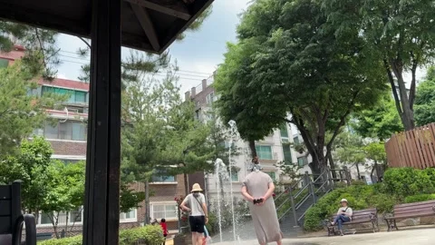 Children Playing at Outdoor Splash Pad in Green Neighborhood Park in Seoul 库存影片 342271384
