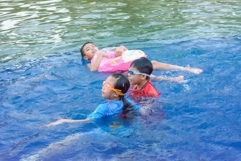 Children playing in the pool Foto stock