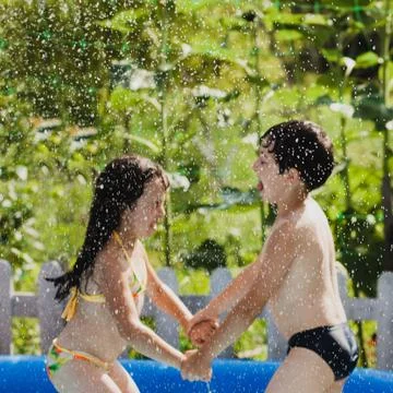 Children playing in the rain Foto stock