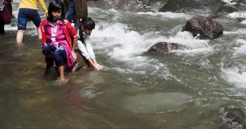 Children playing in the river. Vídeo Stock 201292809