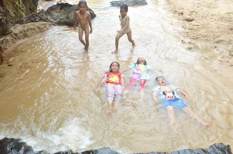 Children playing on the river Fotos de archivo