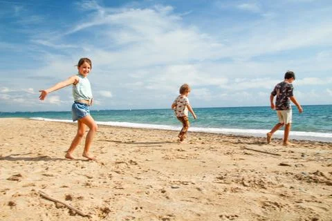 Children Playing on a Sandy Beach Stock-Fotos