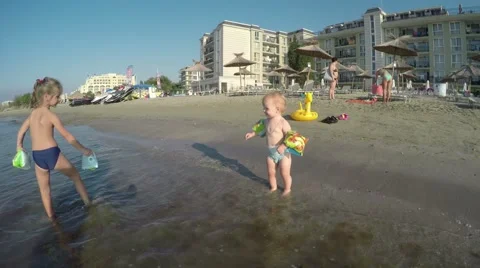 Children playing on seaside. Vidéo 68116174