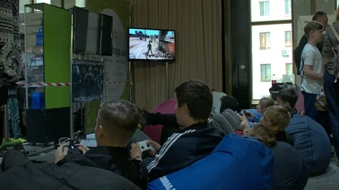 Children Playing Video Games At Comic-Con Event 库存影片 90135212
