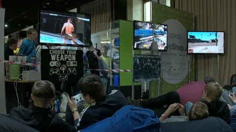 Children Playing Video Games At Comic-Con Event 库存影片 90135219