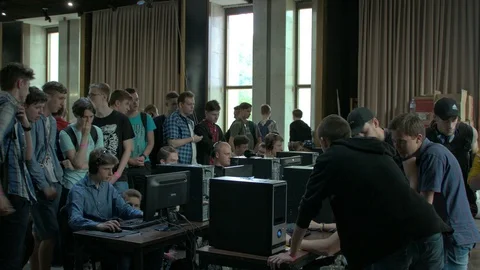 Children Playing Video Games At Comic-Con Event Stockbeeldmateriaal 90135237