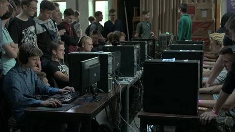 Children Playing Video Games At Comic-Con Event 库存影片 90135239