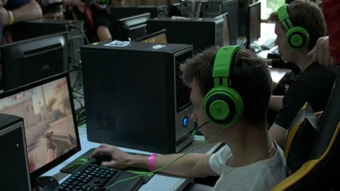 Children Playing Video Games At Comic-Con Event 库存影片 90135251