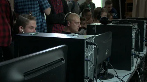 Children Playing Video Games At Comic-Con Event Stockbeeldmateriaal 90135259