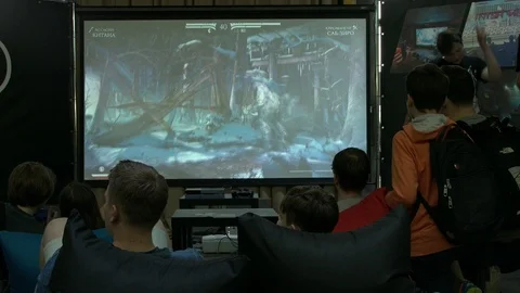 Children Playing Video Games At Comic-Con Event Vidéo 90135300
