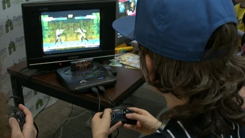 Children Playing Video Games At Comic-Con Event Stockbeeldmateriaal 90135314
