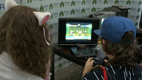 Children Playing Video Games At Comic-Con Event 库存影片 90135318