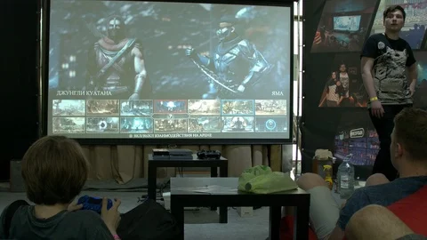 Children Playing Video Games At Comic-Con Event 库存影片 90135329