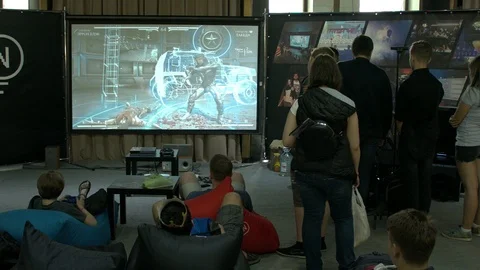 Children Playing Video Games At Comic-Con Event 库存影片 90135345