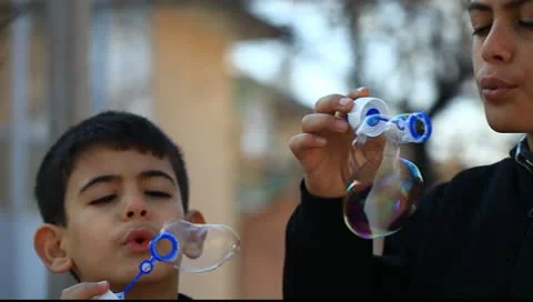 Children playing in water by blowing soap Vidéo 10677953