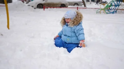 A children plays in the snow 库存影片 68974469