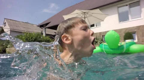 Children in the pool. Underwater view. 库存影片 66283519