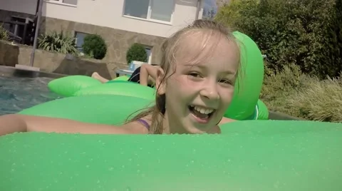 Children in the pool. Underwater view. Video stock 66285149