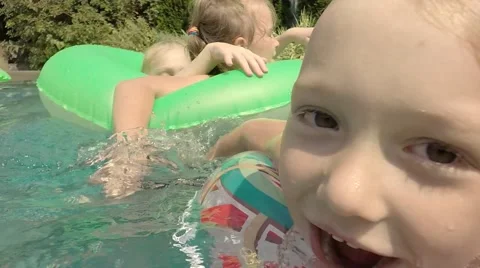 Children in the pool. Underwater view. 库存影片 66285316