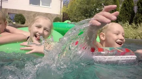 Children in the pool. Underwater view. 库存影片 66285330