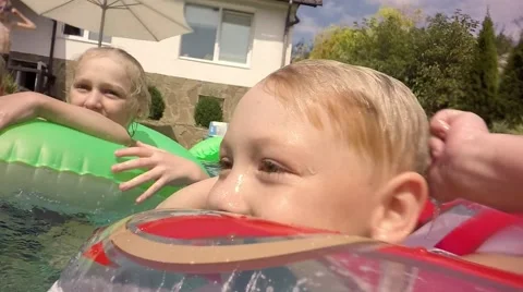 Children in the pool. Underwater view. Video stock 66285393