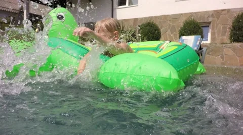 Children in the pool. Underwater view. Moving the camera. 動画素材 66266689