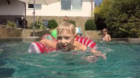 Children in the pool. Underwater view. Slow motion Video stock 65882018