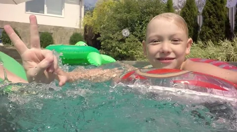 Children in the pool. Underwater view. Slow motion Video stock 66285381