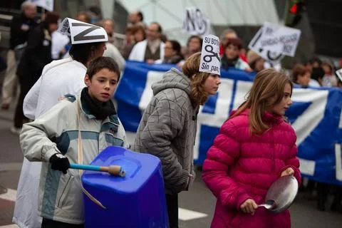 Children Protesting Playing Drums and Pans in Madrid’s demonstration. Foto stock