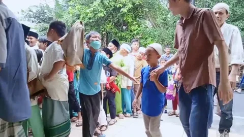 Children queue for donation Stock Footage 201856118