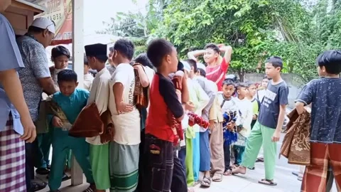 Children queue for donation Stock Footage 201856132