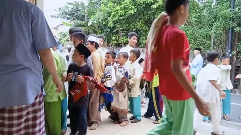 Children queue for donation Stock Footage 201856140