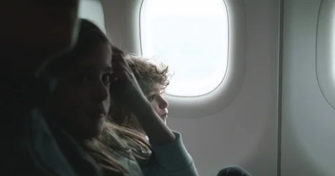 Children reacting to touching down on a plane during a bumpy landing 库存影片 107455923