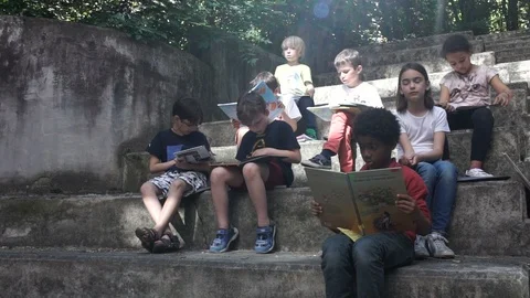 Children Reading in Nature Vídeos de archivo 87202142