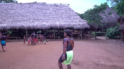 La Madre Asiatica Felice E La Figlia Adolescente Amano Vedere Il Bellissimo  Paesaggio Della Foresta Tropicale Con Il Flusso D'acqu Stock Footage -  Video di famiglia, lussare: 236629790