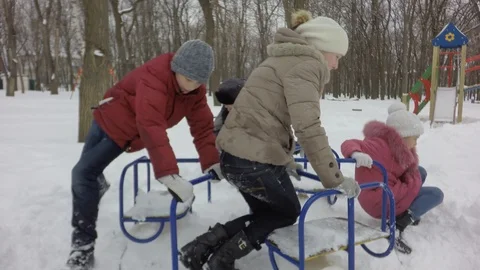 Children ride on the carousel. Deep snow. 库存影片 87740174