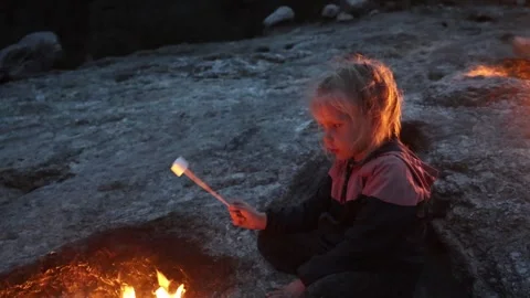 Children roast marshmallows on fire from Mount Chimera turkey in the evening 库存影片 310495784