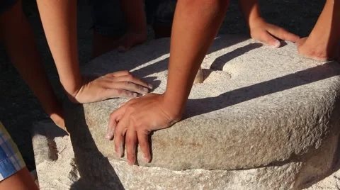 Children Rotating The Millstone To Make Flour Vídeo Stock 58696469