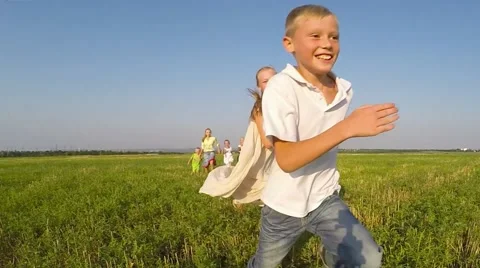 Children run in the meadow with a kite 库存影片 53307366