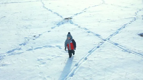 Children run in the snow Video stock 120288582