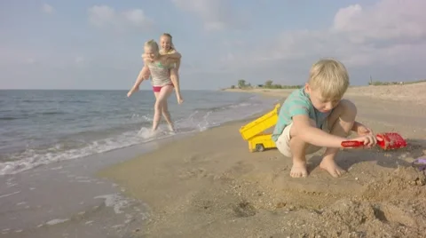 Children running on the beach. 库存影片 65437392