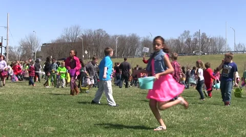 Children Running in an egg hunt 動画素材 49440799