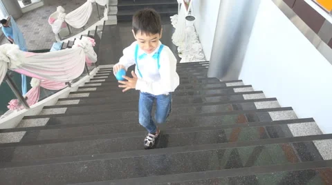 Children running up on step playing together Stockbeeldmateriaal 65825486