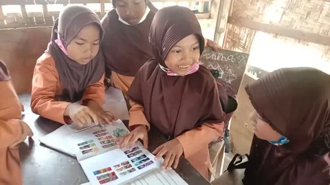 Children at school are learning and creating with group friends 스톡 동영상 211002398